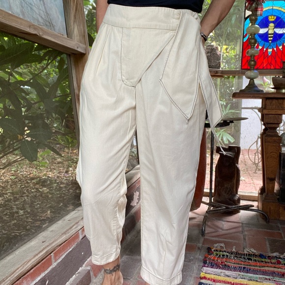 BCBGeneration capris cross tie light weight pants. Size 6